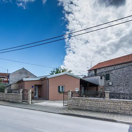 House Turquoise Vikendica